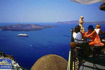 Un crucero de ocho días por el Adriático y las islas griegas (en la foto, vista al mar en Santorini) cuesta desde 699 euros por persona (con vuelos desde España incluidos).