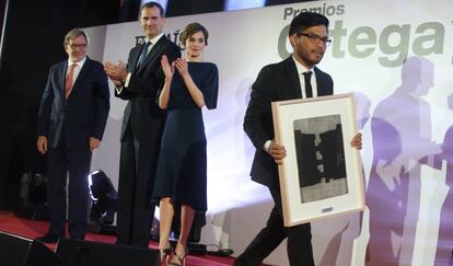 El periodista Joseph Z&aacute;rate recoge el premio Ortega y Gasset, en 2016. 