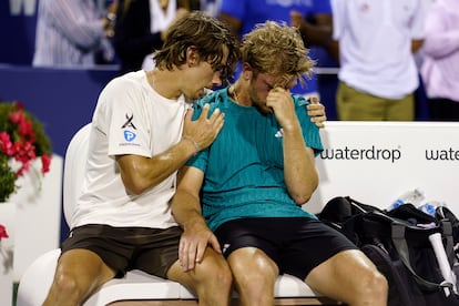 De Miñaur consuela a Davidovich tras el desenlace de la final en Washington.