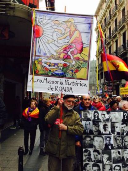 Paco, 'El bueno', con su estandarte.