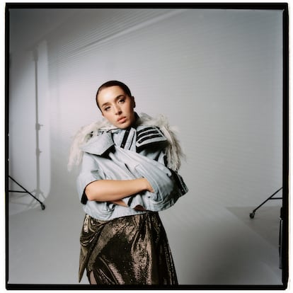 “Me siento responsable del trabajo de 200 personas”, dice la cantante, que luce chaqueta de Burberry, vestidode Ernesto Naranjo y mono de Ferragamo. 