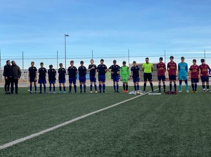 Los jugadores del Camarles y del Santa Bàrbara durante el minuto de silencio previo al partido de este domingo.