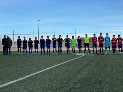 Los jugadores del Camarles y del Santa Bàrbara durante el minuto de silencio previo al partido de este domingo.