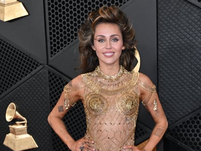Miley Cyrus nunca deja indiferente. La cantante lució un vestido dorado de Maison Margiela hecho especialmente para ella. El pelo cardado completó este 'look', uno de los más interesantes de la noche.