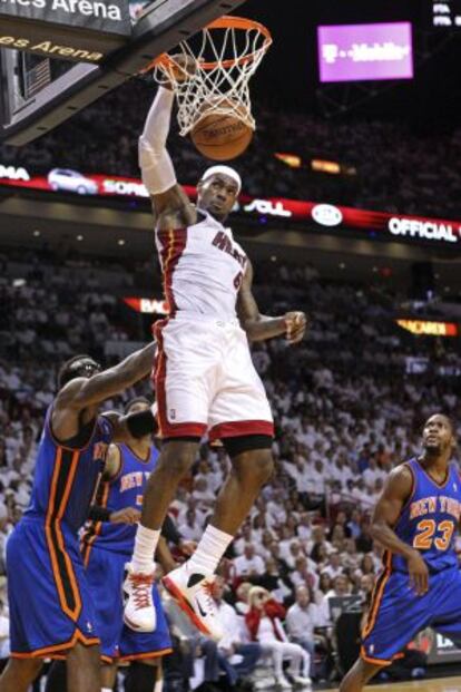 LeBron James, ante Amare Stoudemire, en el partido de anoche
