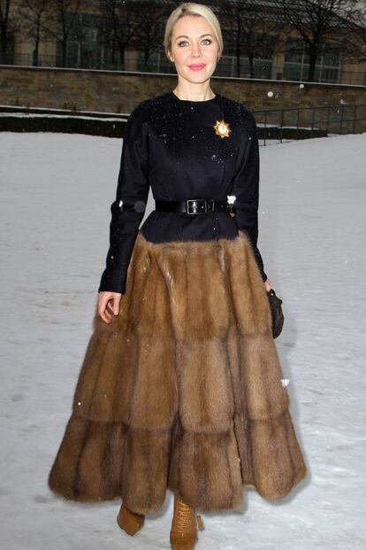 Ulyana Sergeenko seguro que no pasó frío con esta maxi falda de pelo muy apropiada para la gran nevada que cayó sobre París.