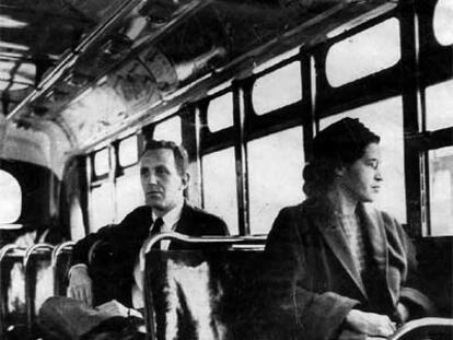 Rosa Parks, en un autobús de Montgomery, junto a un hombre blanco.