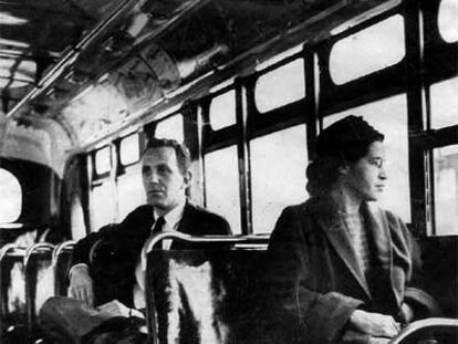 Rosa Parks, en un autobús de Montgomery, junto a un hombre blanco.