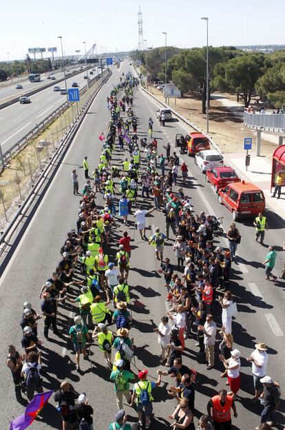 El día grande será el miércoles, cuando está previsto que haya una manifestación entre la plaza de Colón y el Ministerio de Industria, que espera reunir según fuentes sindicales a 25.000 personas. En la foto, el grupo norte en la vía de servicio de la A-6 a la altura de las Rozas.