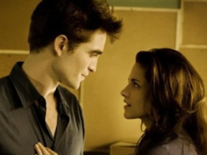 Los personajes de Edward y Bella en la versión cinematográfica de 'Crepúsculo'.