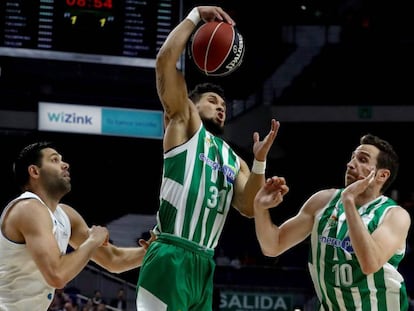 Booker atrapa un rebote ante Txemi Urtasun y Felipe Reyes