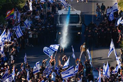 La policía israelí dispersa a los manifestantes que bloquean una carretera durante una protesta contra los planes del Gobierno de Netanyahu para revisar el sistema judicial, en Jerusalén, este lunes. 