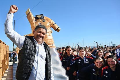 Donato voor het standbeeld waar Deportivo de 25e verjaardag van de landstitel herdenkt met een sculptuur die zijn doelpunt vereeuwigt.