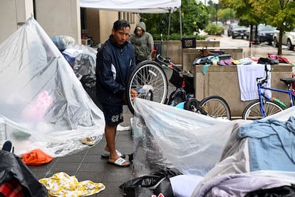 Migrantes en un campamento afuera de una estación de policía de Chicago, el 11 de septiembre de 2023.