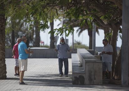 Varias personas mayores salen a la calle durante su franja horaria, en la isla de La Gomera.