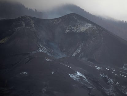 Vista general del volcán de Cumbre Vieja fotografiado desde Tajuya, en La Palma.