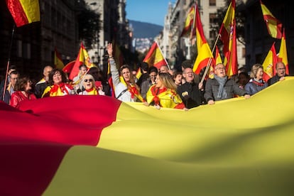 Cientos de personas participan en la manifestación convocada por la entidad España i Catalans para conmemorar el 40 aniversario de la Constitución que recorre las calles del centro de Barcelona.