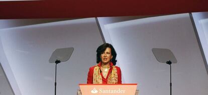 La presidenta del Banco Santander, Ana Bot&iacute;n (c), durante la Junta General de Accionistas del Banco de Santander. EFE/Archivo