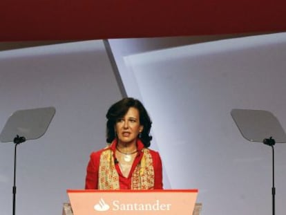 La presidenta del Banco Santander, Ana Bot&iacute;n (c), durante la Junta General de Accionistas del Banco de Santander. EFE/Archivo