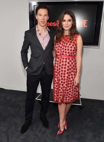 Así posaba Keira Knightley junto a su compañero de reparto en The Imitation Game, Benedict Cumberbatch. En esta ocasión la británica fue infiel a Chanel con este femenino vestido rojo de Alexander Lewis.