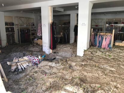 Una tienda de Arganda del Rey llena de granizo.