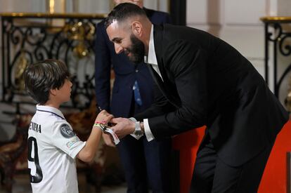 Karim Benzema, con un niño que lleva su camiseta, recibe el premio Leyenda del diario 'Marca' en el Casino de Madrid, el 1 de julio de 2023