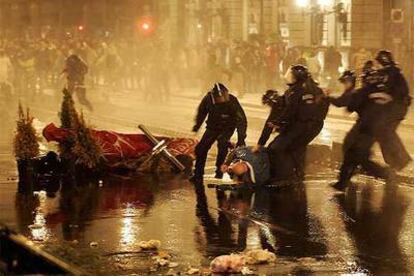 La policía antidisturbios detiene a un manifestante antigubernamental en la madrugada del miércoles en Budapest.