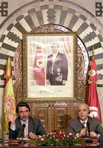 José María Aznar y Mohamed Ghannouchi, en Tunez.