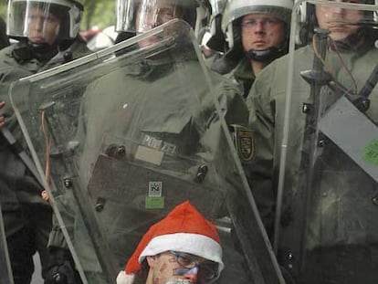 Un manifestante se sienta ante policías antidisturbios en Heiligendamm.