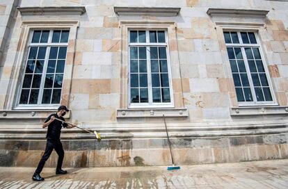 Un trabajador desinfecta la fachada del Congreso de Colombia el 27 de abril.