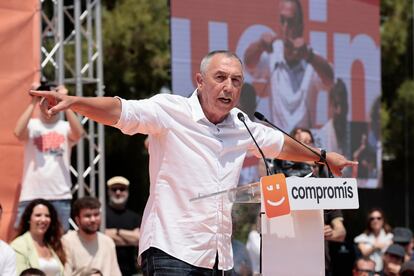 El candidato de Compromís a la Presidencia de la Generalitat, Joan Baldoví, durante el acto central de la campaña electoral de Compromís en el Parque Central de València este domingo.