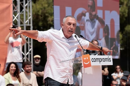 El candidato de Compromís a la Presidencia de la Generalitat, Joan Baldoví, durante el acto central de la campaña electoral de Compromís en el Parque Central de València este domingo.