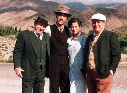 De izquierda a derecha, Ulises Dumont, Dario Grandinetti, Aitana Sánchez-Gijón y Juan Echanove en un fotograma de la película <i>Sus ojos se cerraron, </i>de Jaime Chávarri.