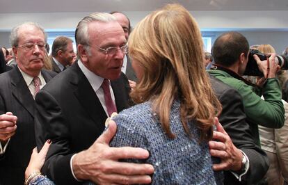 Elvira Rodríguez es felicitada por Isidre Fainé durante la toma de posesión al frente de la CNMV