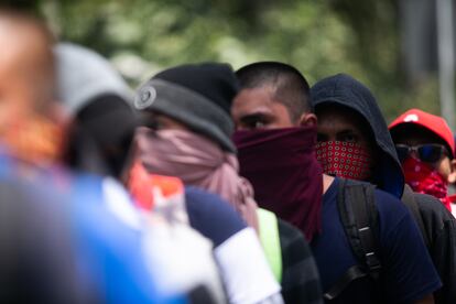 Este viernes, padres de familia y estudiantes de las normales rurales, principalmente de Ayotzinapa, protestaron a las afueras del campo militar No. 1 en Ciudad de México. El motivo de la protesta fue el parcial esclarecimiento de la desaparición de los 43 estudiantes normalistas en 2014 en Iguala, Estado de Guerrero.