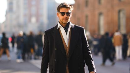 Hombre elegante en la calle y con gafas de sol.