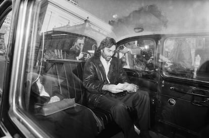 George Best, rodeado de fotógrafos, en 1984.