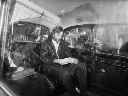 George Best, rodeado de fot&oacute;grafos, en 1984. 