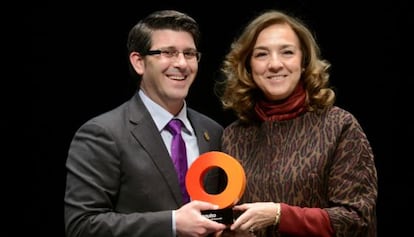El alcalde de Ontinyent, Jorge Rodr&iacute;guez, recibe el premio como ciudad innovadora de la secretaria de Estado.