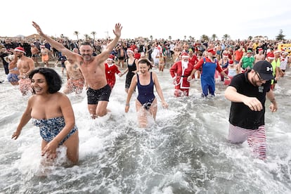 La colonia de  ingleses que vive en la localidad alicantina de Jávea celebra, en la playa del Arenal, su tradicional baño del 1 de enero.