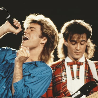 George Michael (left) and Andrew Ridgeley of Wham! performing together live on stage during the pop duo's 1985 world tour, January 1985. 'The Big Tour' took in the UK, Japan, Australia, China and the US. (Photo by Michael Putland/Getty Images)