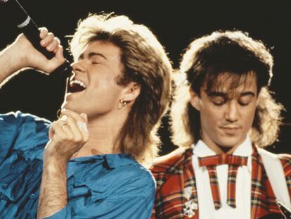 George Michael (left) and Andrew Ridgeley of Wham! performing together live on stage during the pop duo's 1985 world tour, January 1985. 'The Big Tour' took in the UK, Japan, Australia, China and the US. (Photo by Michael Putland/Getty Images)