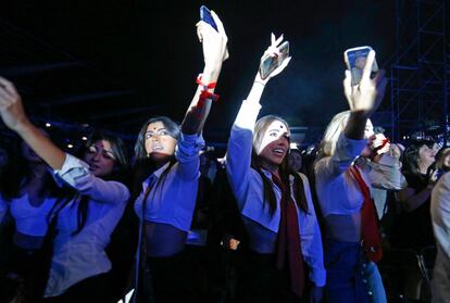 Los boletos para este concierto, así como para el resto de las fechas en territorio mexicano, salieron a la venta hace casi un año, agotando casi todas las localidades. Días antes, el grupo ofreció presentaciones en Guadalajara y Monterrey. En la imagen, seguidoras de RBD durante uno de los conciertos del grupo en Guadalajara.