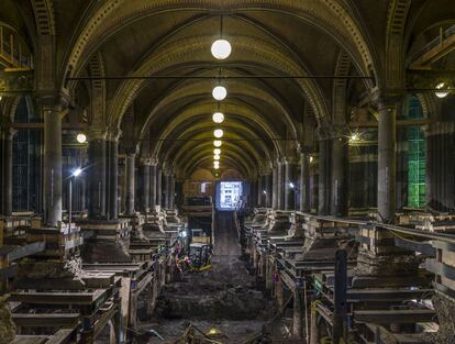 El pintor y fotógrafo José Manuel Ballester visitó el Rijksmuseum en 2006, ya totalmente vaciado por dentro, y comenzó a documentar el proceso de rehabilitación hasta el final. Durante siete años ha registrado “cientos de transformaciones”, dice, como la que refleja la imagen: la excavación de un nuevo pasaje subterráneo para los visitantes que comunica los dos patios principales del museo. El edificio quedó prácticamente suspendido en el aire, en una complejísima operación para hacer una nueva cimentación, que además tenía que subsanar las filtraciones.