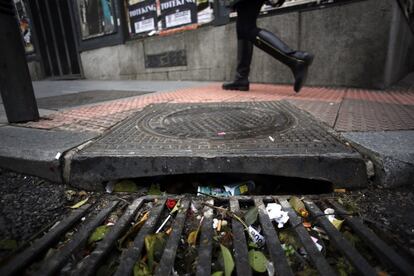 Las hojas se acumulan en las aceras. El buen tiempo las ha mantenido en los árboles tres meses más de lo habitual y el fuerte viento las ha descargado de golpe. Su caída, unida al aumento de basura por la celebración de las fiestas navideñas, se ha producido en un momento delicado en las plantillas de las empresas de limpieza.