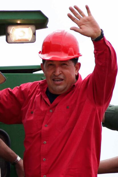 La camisa roja de Chavez además de representar mediante el color rojo la revolución, es antibalas.