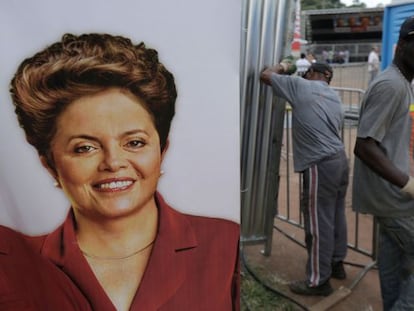 Cartaz de Dilma é pendurado em um ato de campanha.