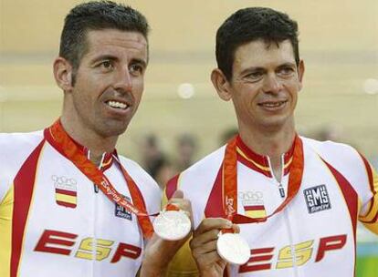 Toni Tauler y Joan Llaneras posan con las medallas.