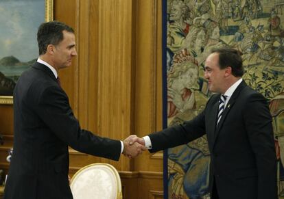 El Rey Felipe VI saluda al diputado de UPN Javier Esparza (d), en el Palacio de la Zarzuela, el 19 de enero de 2016.