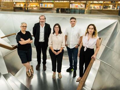 De izquierda a derecha, la artista Dora García, el coleccionista Carlos Rosón, la directora general adjunta de la Fundación Bancaria La Caixa, Elisa Durán, y los galeristas Mira Bernabeu y Miriam Lozano.